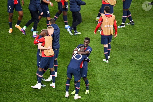 Les joueurs du Paris Saint-Germain fêtent leur qualification en demi-finale de la Ligue des Champions à l'issue du quart de finale retour face Bayern Munich, au Parc des Princes. Paris, le 13 avril 2021.