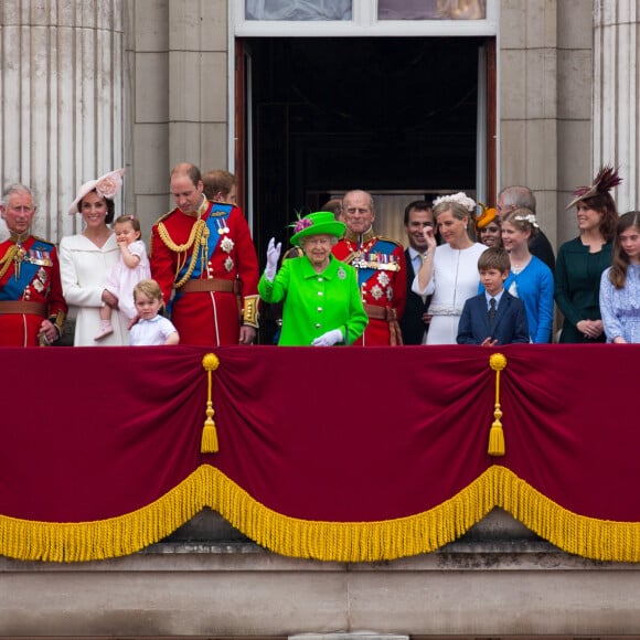 Camilla Parker Bowles, duchesse de Cornouailles, le prince Charles, Kate Catherine Middleton, duchesse de Cambridge, la princesse Charlotte, le prince George, le prince William, la reine Elisabeth II d'Angleterre, le prince Philip, duc d'Edimbourg, la comtesse Sophie de Wessex, le prince Andrew, duc d'York, Lady Louise Windsor, James Mountbatten-Windsor, la princesse Eugenie d'York - La famille royale d'Angleterre au balcon du palais de Buckingham lors de la parade "Trooping The Colour" à l'occasion du 90ème anniversaire de la reine. Le 11 juin 2016