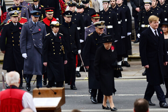 La reine Elisabeth II, le prince Philip, duc d'Edimbourg et le roi Willem-Alexander des Pays-Bas, Andrew, duc d'York, le prince Harry, le prince William - Cérémonie du souvenir durant le "Remembrance Day" au Cénotaphe de Whitehall à Londres en 2015.