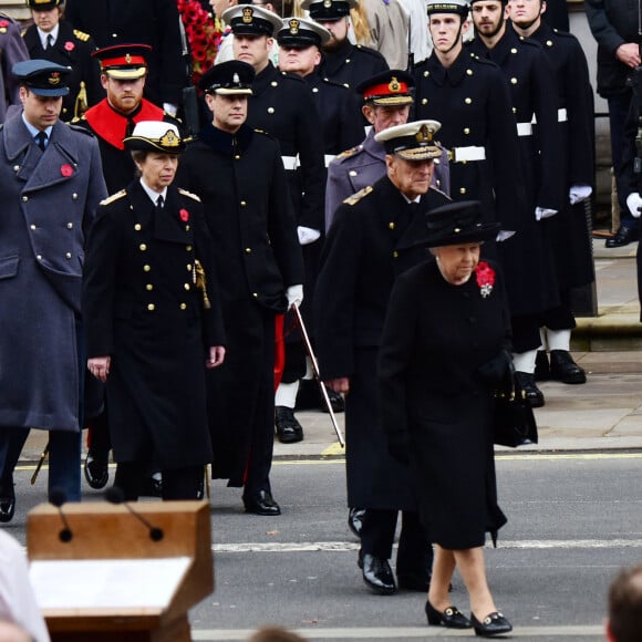 La reine Elisabeth II, le prince Philip, duc d'Edimbourg et le roi Willem-Alexander des Pays-Bas, Andrew, duc d'York, le prince Harry, le prince William - Cérémonie du souvenir durant le "Remembrance Day" au Cénotaphe de Whitehall à Londres en 2015.