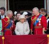 Catherine (Kate) Middleton, duchesse de Cambridge, la princesse Charlotte de Cambridge, le prince Louis de Cambridge, Camilla Parker Bowles, duchesse de Cornouailles, le prince Charles, prince de Galles, la reine Elisabeth II d'Angleterre, le prince Andrew, duc d'York, le prince Harry, duc de Sussex, et Meghan Markle, duchesse de Sussex, la princesse Beatrice d'York, la princesse Eugenie d'York, la princesse Anne - La famille royale au balcon du palais de Buckingham lors de la parade Trooping the Colour, célébrant le 93ème anniversaire de la reine Elisabeth II, Londres.