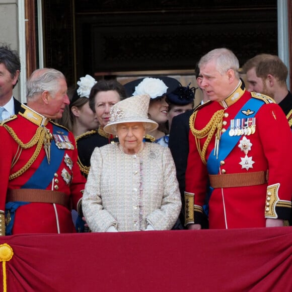 Catherine (Kate) Middleton, duchesse de Cambridge, la princesse Charlotte de Cambridge, le prince Louis de Cambridge, Camilla Parker Bowles, duchesse de Cornouailles, le prince Charles, prince de Galles, la reine Elisabeth II d'Angleterre, le prince Andrew, duc d'York, le prince Harry, duc de Sussex, et Meghan Markle, duchesse de Sussex, la princesse Beatrice d'York, la princesse Eugenie d'York, la princesse Anne - La famille royale au balcon du palais de Buckingham lors de la parade Trooping the Colour, célébrant le 93ème anniversaire de la reine Elisabeth II, Londres.