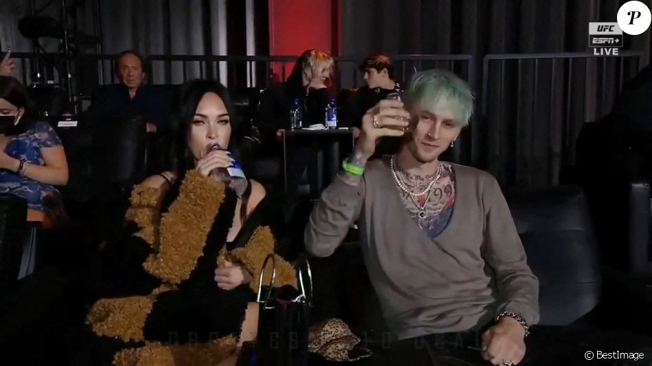 Megan Fox et son compagnon Machine Gun Kelly assistent à l'UFC 260, combat de MMA opposant Francis Ngannou à Stipe Miocic. Las Vegas, le 27 mars 2021.