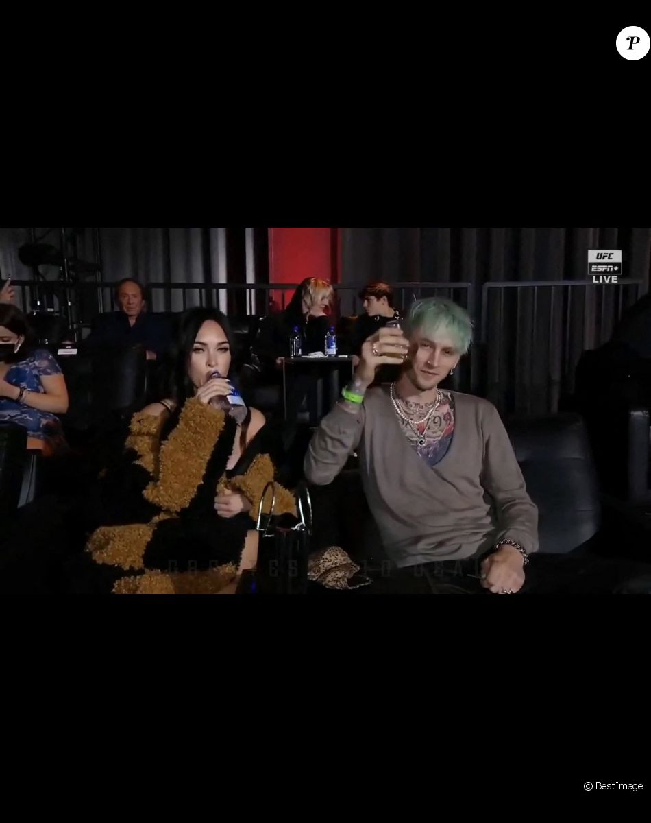 Megan Fox et son compagnon Machine Gun Kelly assistent à l'UFC 260, combat de MMA opposant Francis Ngannou à Stipe Miocic. Las Vegas, le 27 mars 2021.