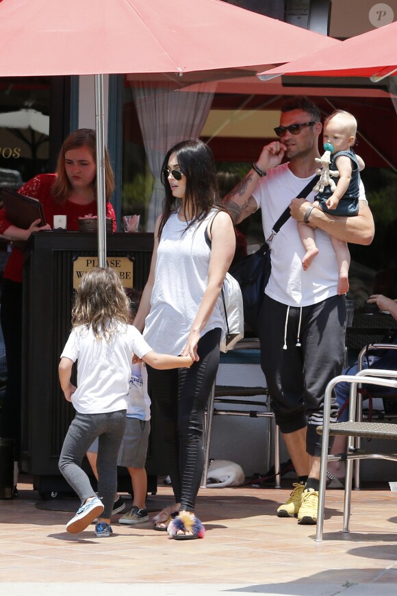 Exclusif - Megan Fox et son mari Brian Austin Green sont allés déjeuner au restaurant mexicain "Los Arroyos Montecito" avec leurs enfants Noah Shannon, Bodhi Ransom et Journey River, le 9 juillet 2017 à Santa Barbara.