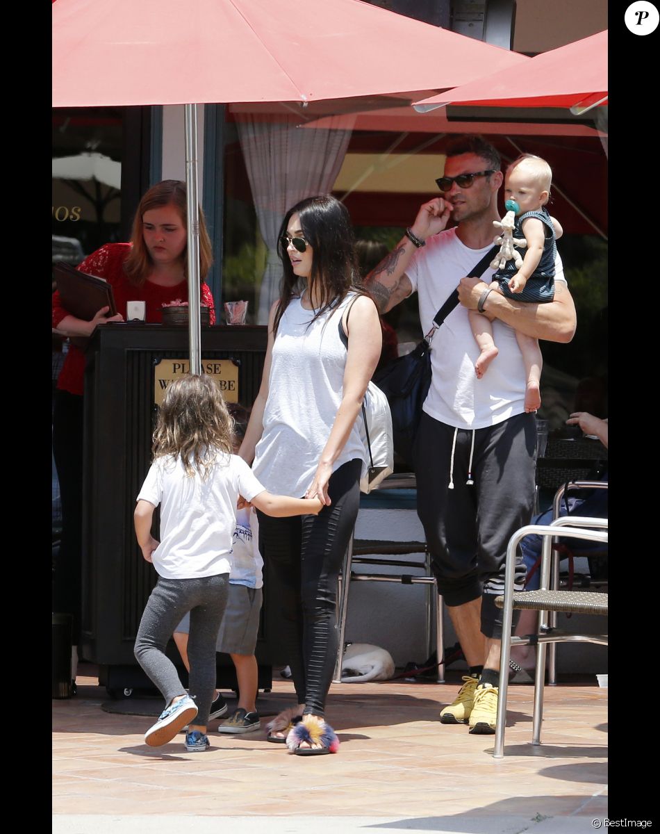 Exclusif - Megan Fox et son mari Brian Austin Green sont allés déjeuner au restaurant mexicain "Los Arroyos Montecito" avec leurs enfants Noah Shannon, Bodhi Ransom et Journey River, le 9 juillet 2017 à Santa Barbara.