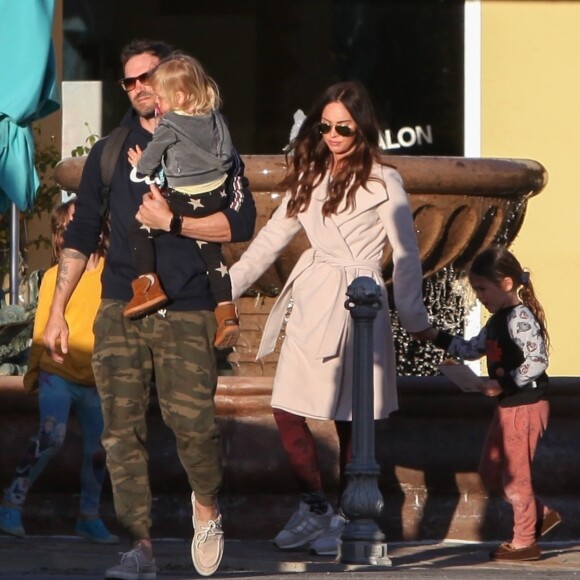 Exclusif - Megan Fox et Brian Austin Green emmènent leurs enfants Bodhi, Noah et Journey passer la journée chez Color Me Mine à Los Angeles, le 17 février 2019
