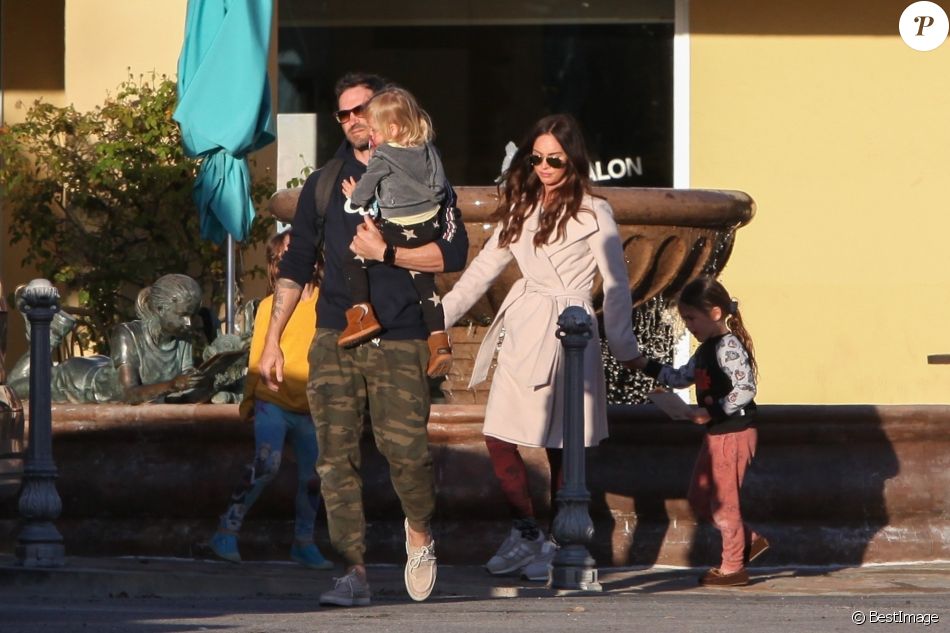 Exclusif - Megan Fox et Brian Austin Green emmènent leurs enfants Bodhi, Noah et Journey passer la journée chez Color Me Mine à Los Angeles, le 17 février 2019