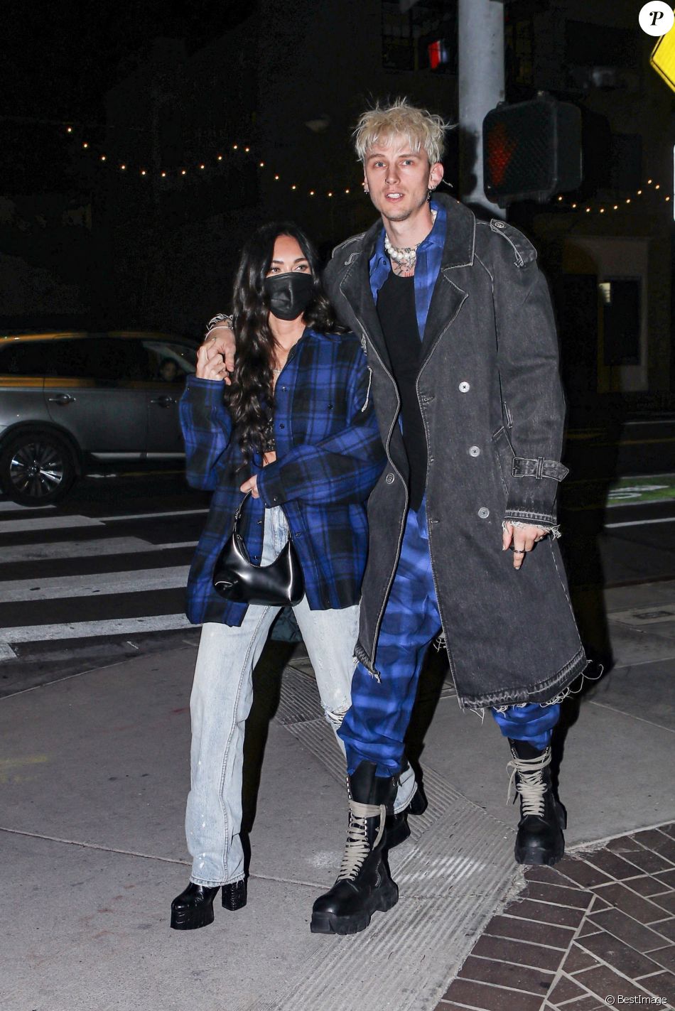 Exclusif - Machine Gun Kelly et sa compagne Megan Fox se baladent en amoureux après un dîner à Santa Monica le 14 avril 2021.