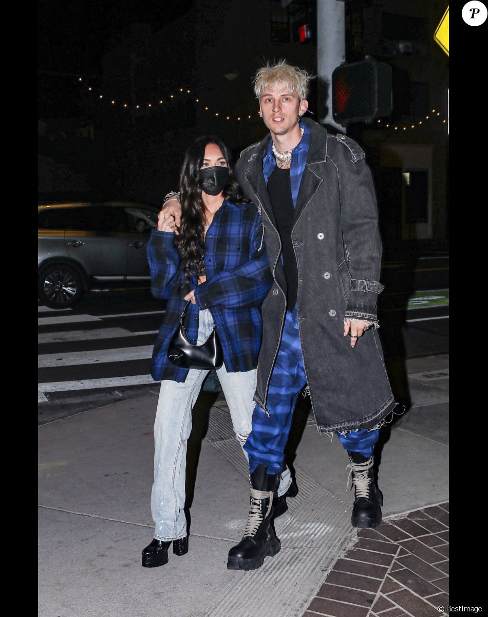 Exclusif - Machine Gun Kelly et sa compagne Megan Fox se baladent en amoureux après un dîner à Santa Monica le 14 avril 2021.