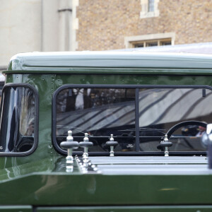 Le Land Rover modèle Defender 130 Gun Bus de couleur vert bronze spécialement aménagé pour transporter le cercueil du défunt le prince Philip, duc d'Edimbourg, lors de ses funérailles à la chapelle Saint-Georges de Windsor. Le véhicule modifié a été fabriqué à l'usine Land Rover de Solihull en 2003 et le prince Philip a supervisé les modifications tout au long des années intermédiaires, le prince a demandé une peinture en vert militaire. Au château de Windsor, Royaume Uni, le 15 avril 2021.