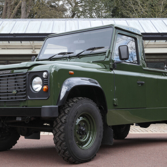 Le Land Rover modèle Defender 130 Gun Bus de couleur vert bronze spécialement aménagé pour transporter le cercueil du défunt le prince Philip, duc d'Edimbourg, lors de ses funérailles à la chapelle Saint-Georges de Windsor. Le véhicule modifié a été fabriqué à l'usine Land Rover de Solihull en 2003 et le prince Philip a supervisé les modifications tout au long des années intermédiaires, le prince a demandé une peinture en vert militaire. Au château de Windsor, Royaume Uni, le 15 avril 2021.