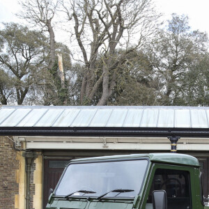 Le Land Rover modèle Defender 130 Gun Bus de couleur vert bronze spécialement aménagé pour transporter le cercueil du défunt le prince Philip, duc d'Edimbourg, lors de ses funérailles à la chapelle Saint-Georges de Windsor. Le véhicule modifié a été fabriqué à l'usine Land Rover de Solihull en 2003 et le prince Philip a supervisé les modifications tout au long des années intermédiaires, le prince a demandé une peinture en vert militaire. Au château de Windsor, Royaume Uni.