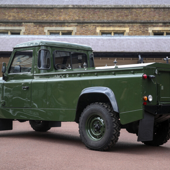 Le Land Rover modèle Defender 130 Gun Bus de couleur vert bronze spécialement aménagé pour transporter le cercueil du défunt le prince Philip, duc d'Edimbourg, lors de ses funérailles à la chapelle Saint-Georges de Windsor. Le véhicule modifié a été fabriqué à l'usine Land Rover de Solihull en 2003 et le prince Philip a supervisé les modifications tout au long des années intermédiaires, le prince a demandé une peinture en vert militaire. Au château de Windsor, Royaume Uni, le 15 avril 2021.