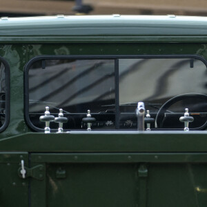 Le Land Rover modèle Defender 130 Gun Bus de couleur vert bronze spécialement aménagé pour transporter le cercueil du défunt le prince Philip, duc d'Edimbourg, lors de ses funérailles à la chapelle Saint-Georges de Windsor. Le véhicule modifié a été fabriqué à l'usine Land Rover de Solihull en 2003 et le prince Philip a supervisé les modifications tout au long des années intermédiaires, le prince a demandé une peinture en vert militaire. Au château de Windsor, Royaume Uni, le 15 avril 2021.