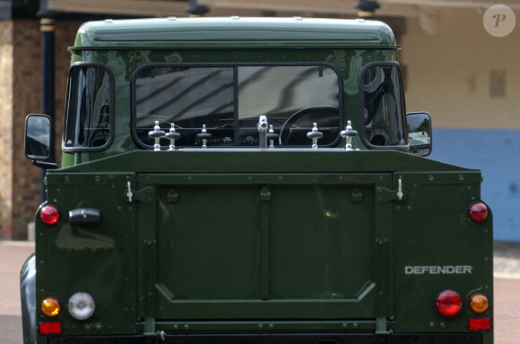 Le Land Rover modèle Defender 130 Gun Bus de couleur vert bronze spécialement aménagé pour transporter le cercueil du défunt le prince Philip, duc d'Edimbourg, lors de ses funérailles à la chapelle Saint-Georges de Windsor. Le véhicule modifié a été fabriqué à l'usine Land Rover de Solihull en 2003 et le prince Philip a supervisé les modifications tout au long des années intermédiaires, le prince a demandé une peinture en vert militaire. Au château de Windsor, Royaume Uni, le 15 avril 2021.