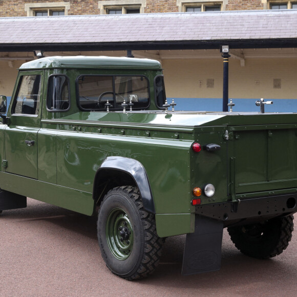 Le Land Rover modèle Defender 130 Gun Bus de couleur vert bronze spécialement aménagé pour transporter le cercueil du défunt le prince Philip, duc d'Edimbourg, lors de ses funérailles à la chapelle Saint-Georges de Windsor. Le véhicule modifié a été fabriqué à l'usine Land Rover de Solihull en 2003 et le prince Philip a supervisé les modifications tout au long des années intermédiaires, le prince a demandé une peinture en vert militaire. Au château de Windsor, Royaume Uni, le 15 avril 2021.