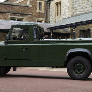 Le Land Rover modèle Defender 130 Gun Bus de couleur vert bronze spécialement aménagé pour transporter le cercueil du défunt le prince Philip, duc d'Edimbourg, lors de ses funérailles à la chapelle Saint-Georges de Windsor. Le véhicule modifié a été fabriqué à l'usine Land Rover de Solihull en 2003 et le prince Philip a supervisé les modifications tout au long des années intermédiaires, le prince a demandé une peinture en vert militaire. Au château de Windsor, Royaume Uni, le 15 avril 2021.