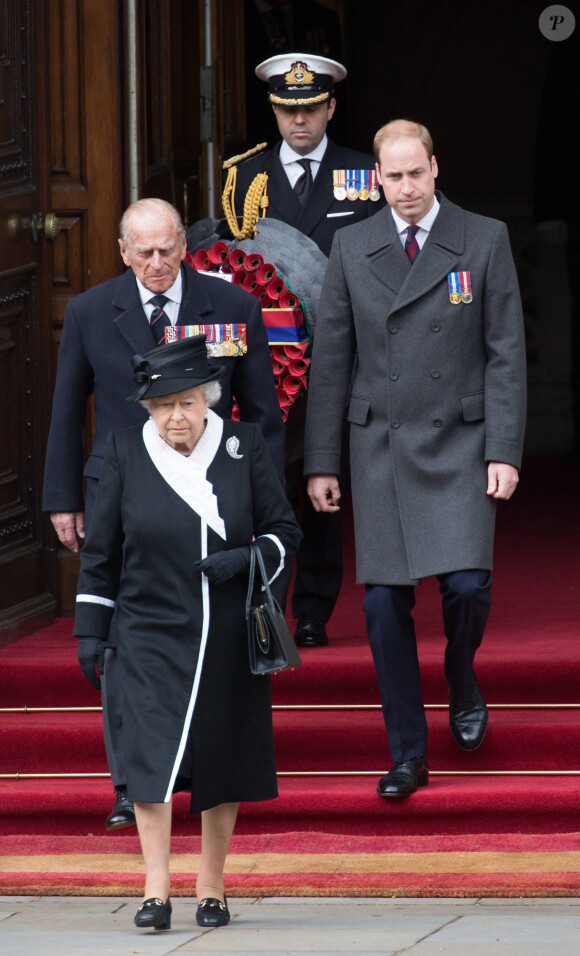 Le prince Philip, duc d'Edimbourg, la reine Elisabeth II d'Angleterre et le prince Williams, duc de Cambridge lors de la messe à l'Abbaye de Westminster en hommage au centenaire de la bataille de Gallipoli, le 25 avril 2015.