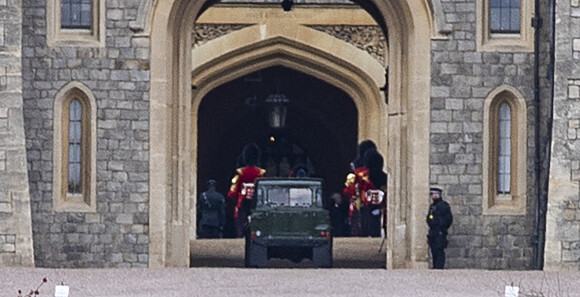 Le Land Rover modèle Defender 130 Gun Bus de couleur vert bronze spécialement aménagé pour transporter le cercueil du défunt le prince Philip, duc d'Edimbourg, lors des répétition pour les funérailles du prince Philip, duc d'Edimbourg, au château de Windsor, Royaume Uni, le 15 avril 2021.