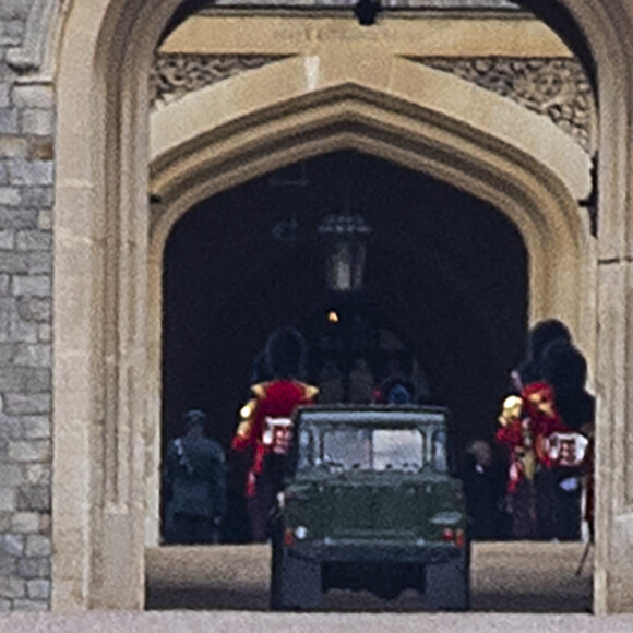 Le Land Rover modèle Defender 130 Gun Bus de couleur vert bronze spécialement aménagé pour transporter le cercueil du défunt le prince Philip, duc d'Edimbourg, lors des répétition pour les funérailles du prince Philip, duc d'Edimbourg, au château de Windsor, Royaume Uni, le 15 avril 2021.