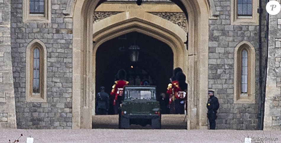 Le Land Rover modèle Defender 130 Gun Bus de couleur vert bronze spécialement aménagé pour transporter le cercueil du défunt le prince Philip, duc d'Edimbourg, lors des répétition pour les funérailles du prince Philip, duc d'Edimbourg, au château de Windsor, Royaume Uni, le 15 avril 2021.