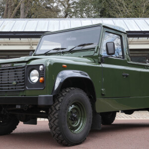 Le Land Rover modèle Defender 130 Gun Bus de couleur vert bronze spécialement aménagé pour transporter le cercueil du défunt le prince Philip, duc d'Edimbourg, lors de ses funérailles à la chapelle Saint-Georges de Windsor. Le véhicule modifié a été fabriqué à l'usine Land Rover de Solihull en 2003 et le prince Philip a supervisé les modifications tout au long des années intermédiaires, le prince a demandé une peinture en vert militaire. Au château de Windsor, Royaume Uni, le 15 avril 2021.