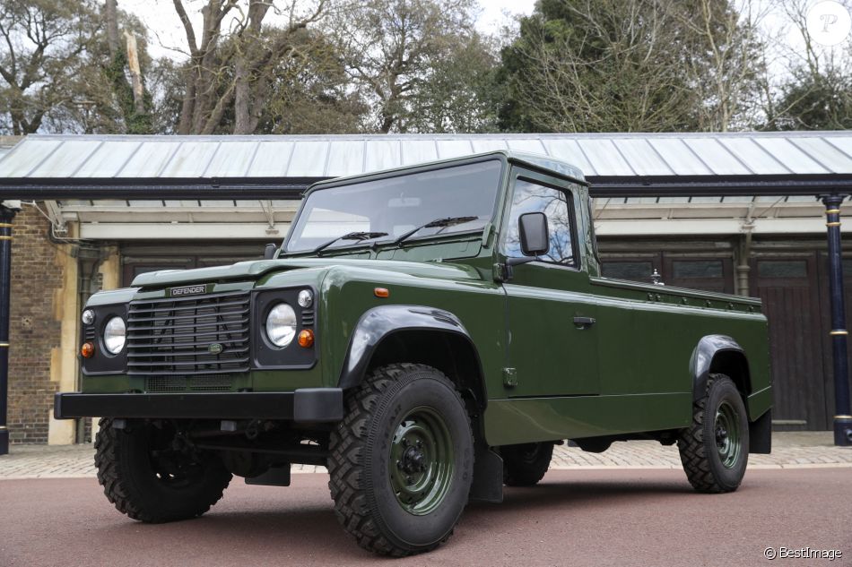 Le Land Rover modèle Defender 130 Gun Bus de couleur vert bronze spécialement aménagé pour transporter le cercueil du défunt le prince Philip, duc d'Edimbourg, lors de ses funérailles à la chapelle Saint-Georges de Windsor. Le véhicule modifié a été fabriqué à l'usine Land Rover de Solihull en 2003 et le prince Philip a supervisé les modifications tout au long des années intermédiaires, le prince a demandé une peinture en vert militaire. Au château de Windsor, Royaume Uni, le 15 avril 2021.