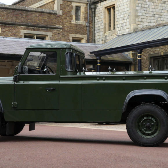 Le Land Rover modèle Defender 130 Gun Bus de couleur vert bronze spécialement aménagé pour transporter le cercueil du défunt le prince Philip, duc d'Edimbourg, lors de ses funérailles à la chapelle Saint-Georges de Windsor. Le véhicule modifié a été fabriqué à l'usine Land Rover de Solihull en 2003 et le prince Philip a supervisé les modifications tout au long des années intermédiaires, le prince a demandé une peinture en vert militaire. Au château de Windsor, Royaume Uni, le 15 avril 2021.