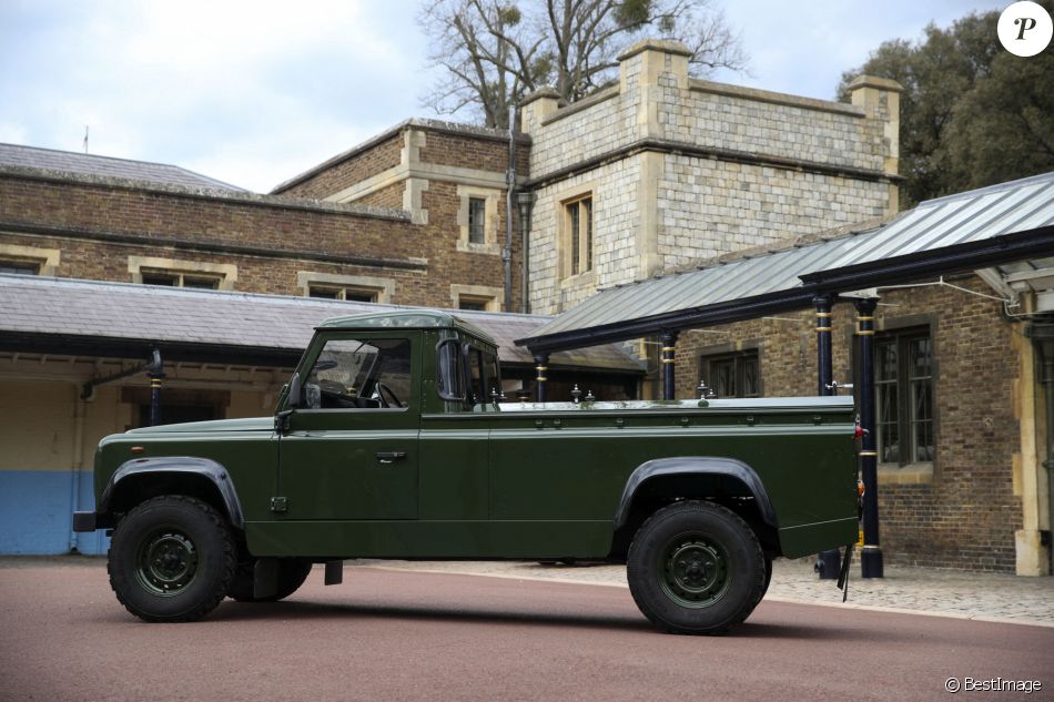 Le Land Rover modèle Defender 130 Gun Bus de couleur vert bronze spécialement aménagé pour transporter le cercueil du défunt le prince Philip, duc d'Edimbourg, lors de ses funérailles à la chapelle Saint-Georges de Windsor. Le véhicule modifié a été fabriqué à l'usine Land Rover de Solihull en 2003 et le prince Philip a supervisé les modifications tout au long des années intermédiaires, le prince a demandé une peinture en vert militaire. Au château de Windsor, Royaume Uni, le 15 avril 2021.