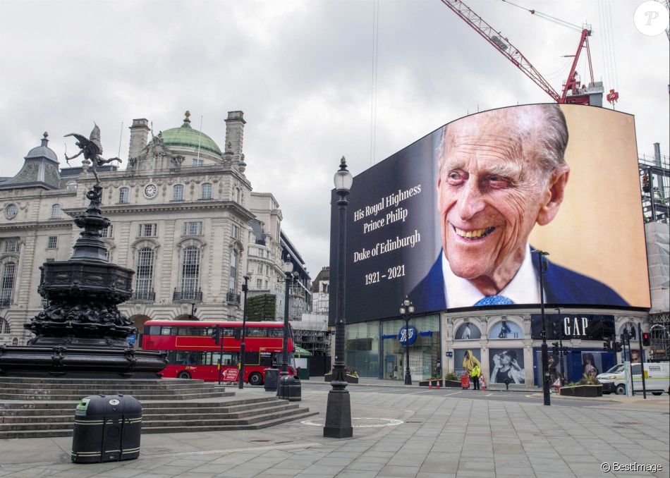 Les anglais viennent rendrent hommage au prince Philip, duc d'Edimbourg devant les grilles de Buckingham Palace à Londres le 11 avril 2021.