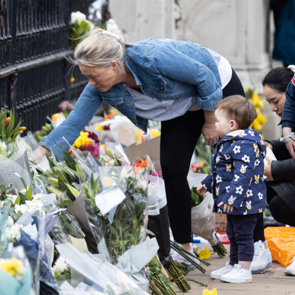 De nombreux hommages, des fleurs et des mots ont été déposés devant le palais de Buckingham à Londres, suite au décès du prince Philip, duc d'Edimbourg. Le 9 avril 2021