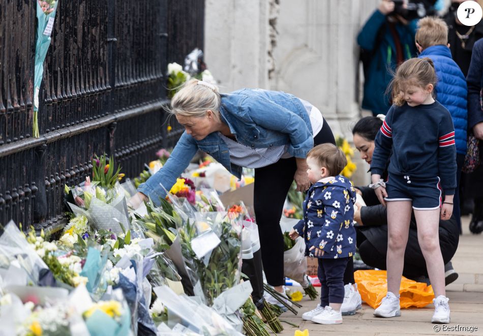 De nombreux hommages, des fleurs et des mots ont été déposés devant le palais de Buckingham à Londres, suite au décès du prince Philip, duc d'Edimbourg. Le 9 avril 2021