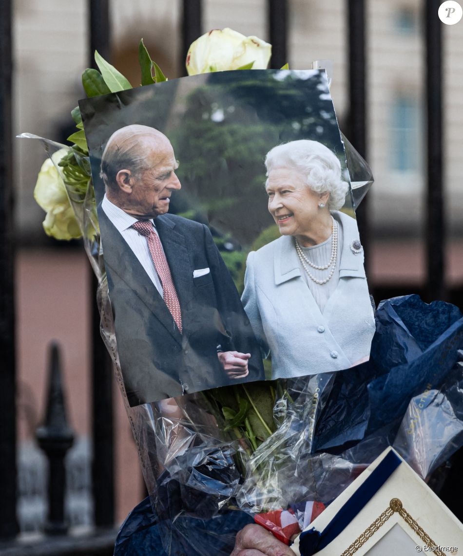 De nombreux hommages, des fleurs et des mots ont été déposés devant le palais de Buckingham à Londres, suite au décès du prince Philip, duc d'Edimbourg. Le 9 avril 2021