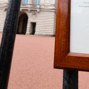 Le faire-part de décès du prince Philip, duc d'Edimbourg, est accroché sur la grille du palais de Buckingham à Londres le 9 avril 2021.