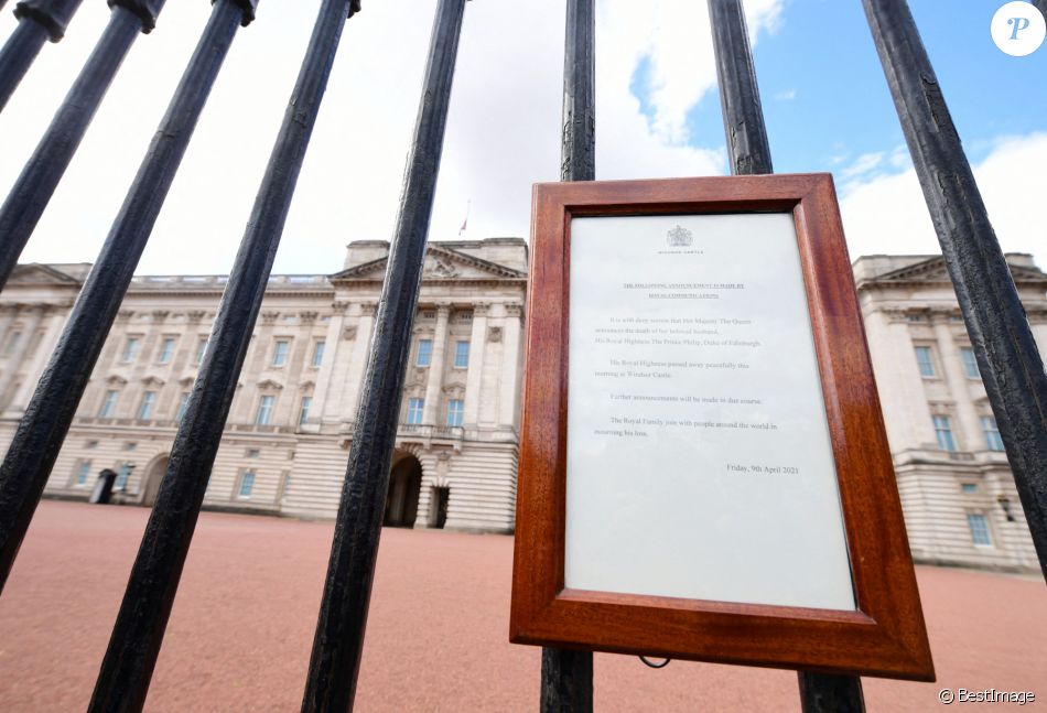 Le faire-part de décès du prince Philip, duc d'Edimbourg, est accroché sur la grille du palais de Buckingham à Londres le 9 avril 2021.