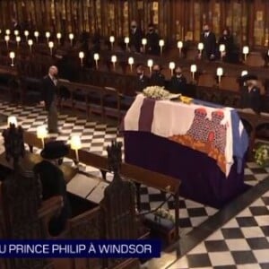 Obsèques du prince Philip le 17 avril 2021 au château de Windsor. La reine Elizabeth II seule face au cercueil.