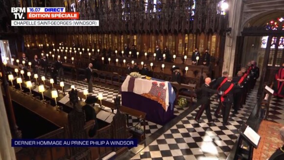Obsèques du prince Philip le 17 avril 2021 au château de Windsor. La reine Elizabeth II seule face au cercueil.