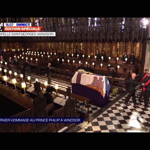 Obsèques du prince Philip le 17 avril 2021 au château de Windsor. La reine Elizabeth II seule face au cercueil.