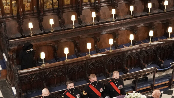 La reine Elizabeth aux obsèques : seule face au cercueil du prince Philip