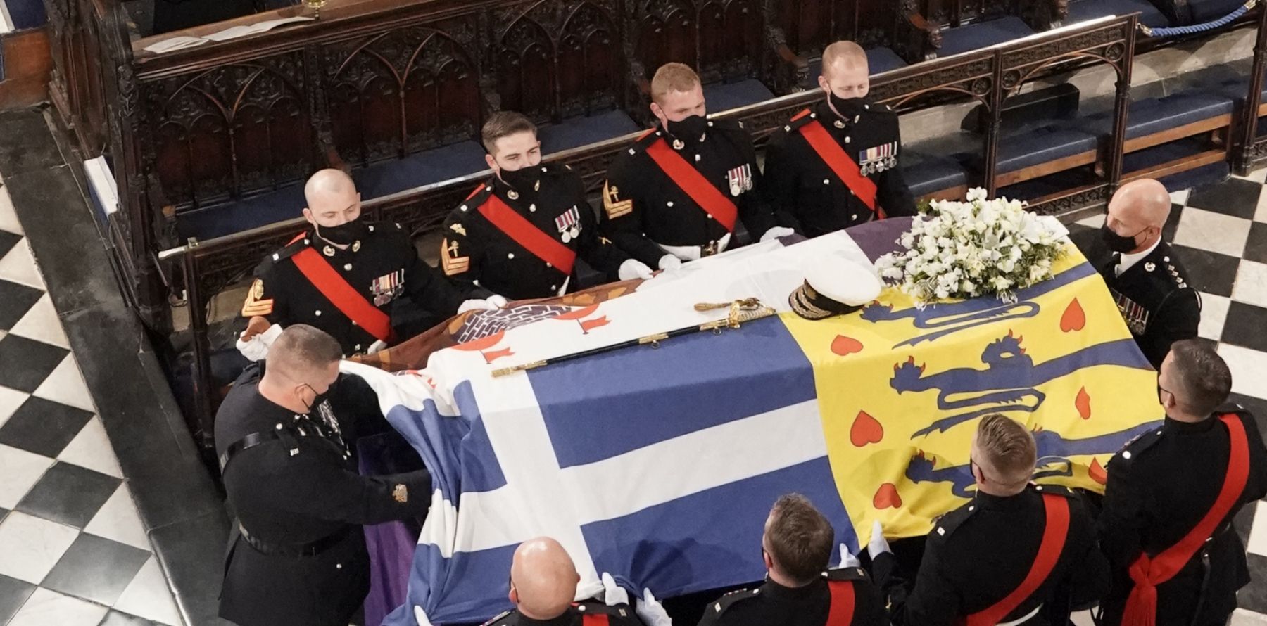 La reine Elizabeth aux obsèques seule face au cercueil du prince