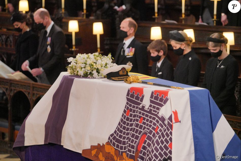 Le prince William, duc de Cambridge, et Catherine (Kate) Middleton, duchesse de Cambridge, James Mountbatten-Windsor, Sophie Rhys-Jones, comtesse de Wessex, et Louise Mountbatten-Windsor (Lady Louise Windsor) - Funérailles du prince Philip, duc d'Edimbourg à la chapelle Saint-Georges du château de Windsor, Royaume Uni, le 17 avril 2021.