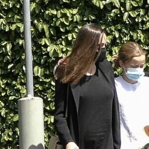 Angelina Jolie et sa fille Vivienne sont allées acheter des fleurs à Los Feliz le 15 avril 2021.