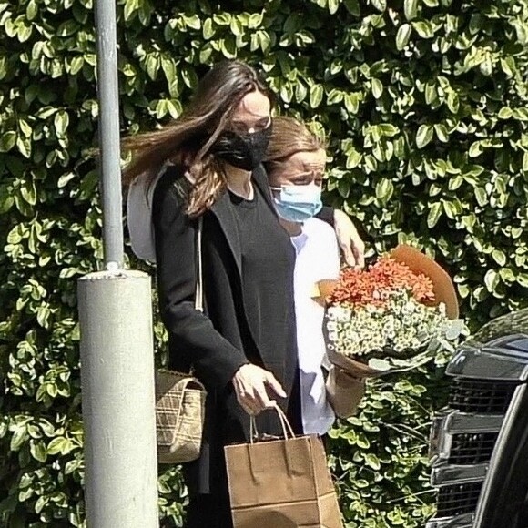 Angelina Jolie et sa fille Vivienne sont allées acheter des fleurs à Los Feliz le 15 avril 2021.