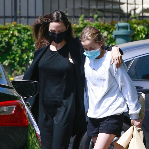 Angelina Jolie et sa fille Vivienne sont allées acheter des fleurs à Los Feliz.