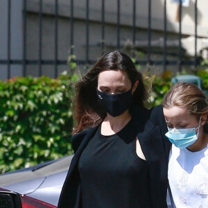 Angelina Jolie et sa fille Vivienne sont allées acheter des fleurs à Los Feliz le 15 avril 2021.