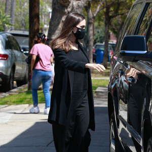 Angelina Jolie fait des courses à Los Feliz, le 15 avril 2021.