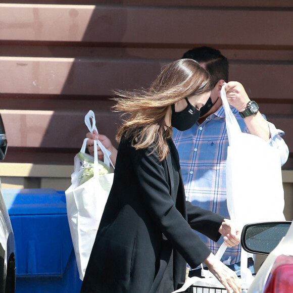 Angelina Jolie fait des courses à Los Feliz, le 15 avril 2021.