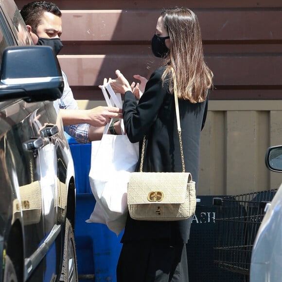 Angelina Jolie fait des courses à Los Feliz, le 15 avril 2021.