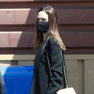 Angelina Jolie fait des courses à Los Feliz, le 15 avril 2021.